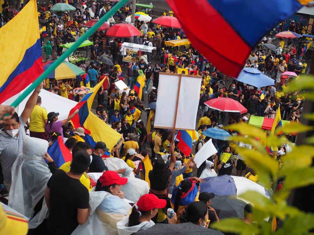 Paramilitære grupper og politi går amok i Colombia